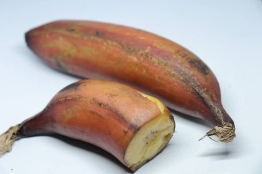 Beyaz arka planda taze olgun muzlar.