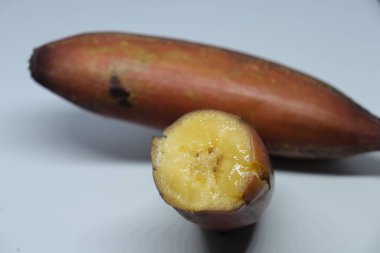 Beyaz arka planda taze olgun muzlar.