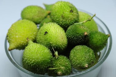 Taze yeşil dikenli su kabağı ya da beyaz arka planda çay kabağı sebzesi