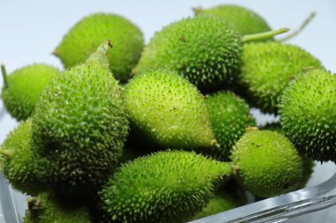 Taze yeşil dikenli su kabağı ya da beyaz arka planda çay kabağı sebzesi