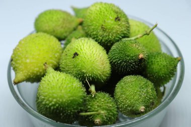 Taze yeşil dikenli su kabağı ya da beyaz arka planda çay kabağı sebzesi