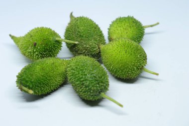 Taze yeşil dikenli su kabağı ya da beyaz arka planda çay kabağı sebzesi