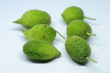 Taze yeşil dikenli su kabağı ya da beyaz arka planda çay kabağı sebzesi