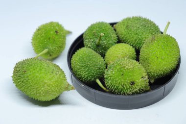 Taze yeşil dikenli su kabağı ya da beyaz arka planda çay kabağı sebzesi