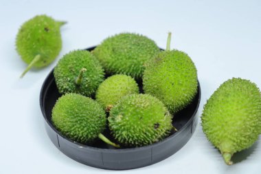 Taze yeşil dikenli su kabağı ya da beyaz arka planda çay kabağı sebzesi