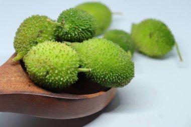 Taze yeşil dikenli su kabağı ya da beyaz arka planda çay kabağı sebzesi