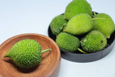 Taze yeşil dikenli su kabağı ya da beyaz arka planda çay kabağı sebzesi