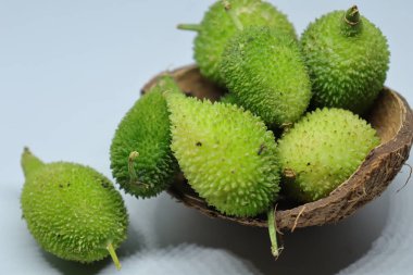 Taze yeşil dikenli su kabağı ya da beyaz arka planda çay kabağı sebzesi