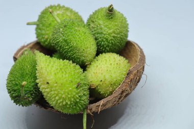 Taze yeşil dikenli su kabağı ya da beyaz arka planda çay kabağı sebzesi