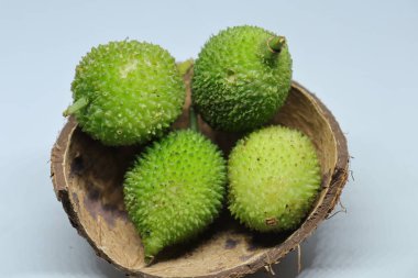 Taze yeşil dikenli su kabağı ya da beyaz arka planda çay kabağı sebzesi