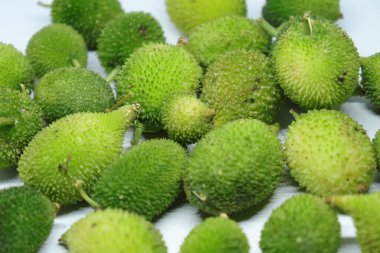 Taze yeşil dikenli su kabağı ya da beyaz arka planda çay kabağı sebzesi