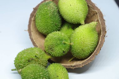 Taze yeşil dikenli su kabağı ya da beyaz arka planda çay kabağı sebzesi