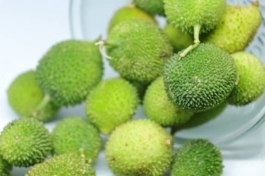 Taze yeşil dikenli su kabağı ya da beyaz arka planda çay kabağı sebzesi