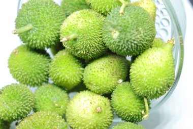 Taze yeşil dikenli su kabağı ya da beyaz arka planda çay kabağı sebzesi