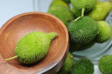 Taze yeşil dikenli su kabağı ya da beyaz arka planda çay kabağı sebzesi