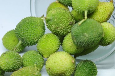 Taze yeşil dikenli su kabağı ya da beyaz arka planda çay kabağı sebzesi