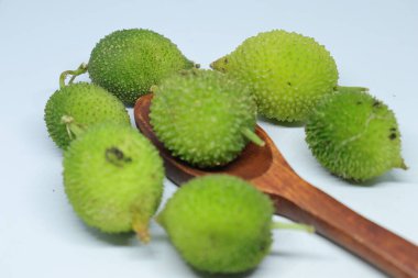 Taze yeşil dikenli su kabağı ya da beyaz arka planda çay kabağı sebzesi