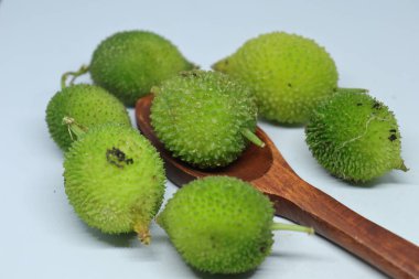 Taze yeşil dikenli su kabağı ya da beyaz arka planda çay kabağı sebzesi