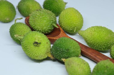 Taze yeşil dikenli su kabağı ya da beyaz arka planda çay kabağı sebzesi