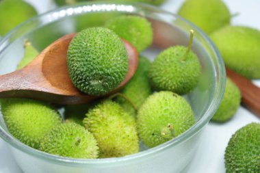 Taze yeşil dikenli su kabağı ya da beyaz arka planda çay kabağı sebzesi