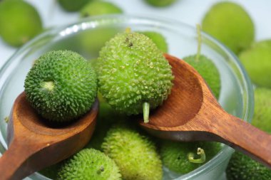 Taze yeşil dikenli su kabağı ya da beyaz arka planda çay kabağı sebzesi