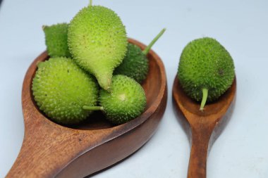 Taze yeşil dikenli su kabağı ya da beyaz arka planda çay kabağı sebzesi