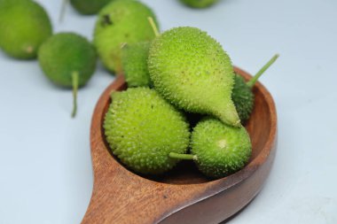 Taze yeşil dikenli su kabağı ya da beyaz arka planda çay kabağı sebzesi