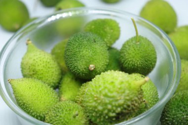 Taze yeşil dikenli su kabağı ya da beyaz arka planda çay kabağı sebzesi