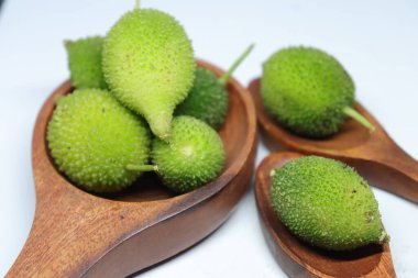 Taze yeşil dikenli su kabağı ya da beyaz arka planda çay kabağı sebzesi