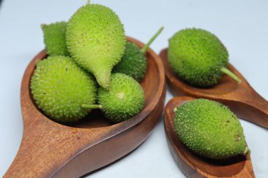 Taze yeşil dikenli su kabağı ya da beyaz arka planda çay kabağı sebzesi