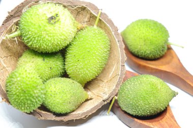 Taze yeşil dikenli su kabağı ya da beyaz arka planda çay kabağı sebzesi