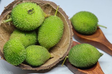 Taze yeşil dikenli su kabağı ya da beyaz arka planda çay kabağı sebzesi