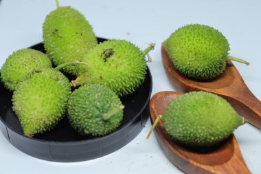 Taze yeşil dikenli su kabağı ya da beyaz arka planda çay kabağı sebzesi