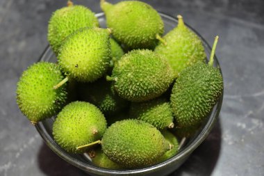 Taze yeşil dikenli su kabağı ya da beyaz arka planda çay kabağı sebzesi