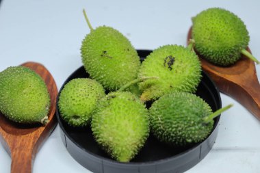 Taze yeşil dikenli su kabağı ya da beyaz arka planda çay kabağı sebzesi