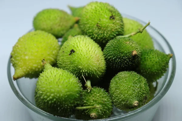 Taze yeşil dikenli su kabağı ya da beyaz arka planda çay kabağı sebzesi