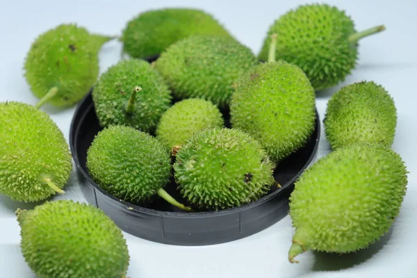 Taze yeşil dikenli su kabağı ya da beyaz arka planda çay kabağı sebzesi