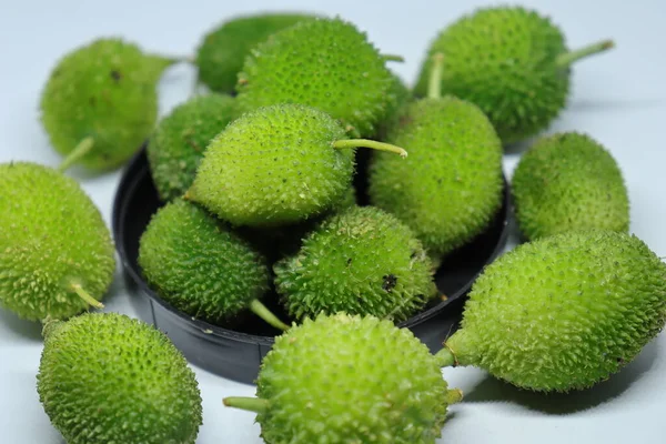 Taze yeşil dikenli su kabağı ya da beyaz arka planda çay kabağı sebzesi