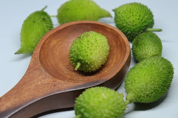 Taze yeşil dikenli su kabağı ya da beyaz arka planda çay kabağı sebzesi