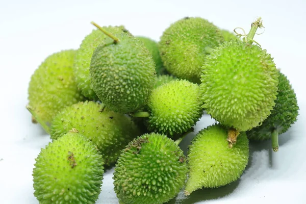 Taze yeşil dikenli su kabağı ya da beyaz arka planda çay kabağı sebzesi