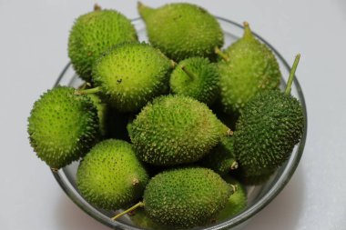 Taze yeşil dikenli su kabağı ya da beyaz arka planda çay kabağı sebzesi