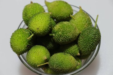 Taze yeşil dikenli su kabağı ya da beyaz arka planda çay kabağı sebzesi