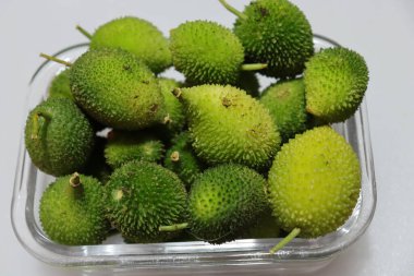 Taze yeşil dikenli su kabağı ya da beyaz arka planda çay kabağı sebzesi