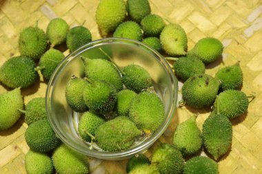 Taze yeşil dikenli su kabağı ya da beyaz arka planda çay kabağı sebzesi