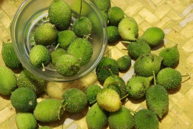 Taze yeşil dikenli su kabağı ya da beyaz arka planda çay kabağı sebzesi