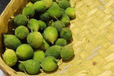 Taze yeşil dikenli su kabağı ya da beyaz arka planda çay kabağı sebzesi