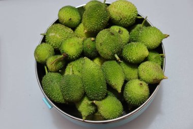 Taze yeşil dikenli su kabağı ya da beyaz arka planda çay kabağı sebzesi