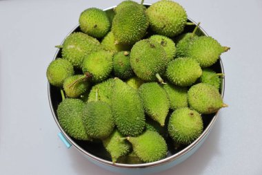 Taze yeşil dikenli su kabağı ya da beyaz arka planda çay kabağı sebzesi