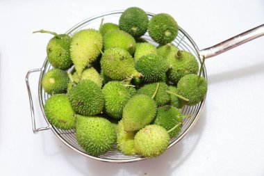 Taze yeşil dikenli su kabağı ya da beyaz arka planda çay kabağı sebzesi