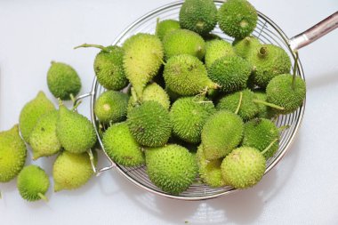 Taze yeşil dikenli su kabağı ya da beyaz arka planda çay kabağı sebzesi